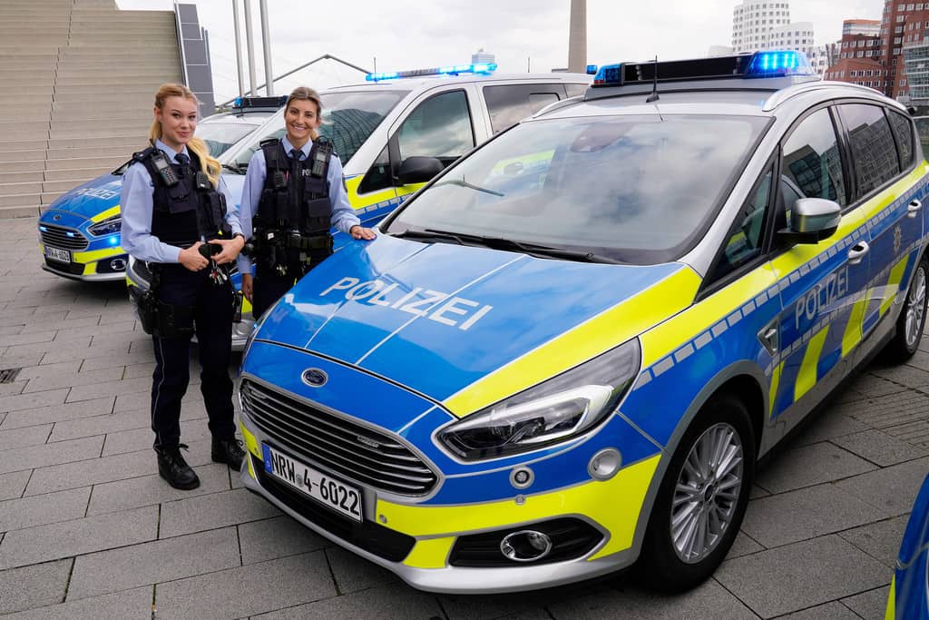 Mit Ford verdeckt auf Streife 1 Ford beliefert die Bundespolizei und die Länderpolizeien in Sachsen-Anhalt und Nordrhein-Westfalen mit dem S-Max.