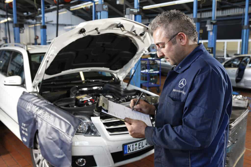 Corona legt den Autohandel still 3 Service in einer Mercedes-Benz-Werkstatt.