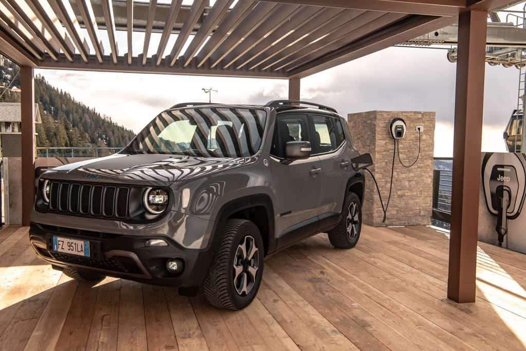 Fiat Chrysler entwickelt Plug-and-Play-Wallbox 4 Jeep Renegade 4xe an einer Easy Wallbox von Fiat Chrysler.