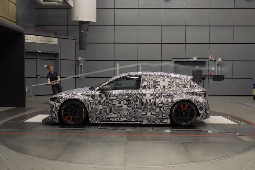 In den Cupra-Hallen stürmt es 14 Cupra Leon Competición im Windkanal.