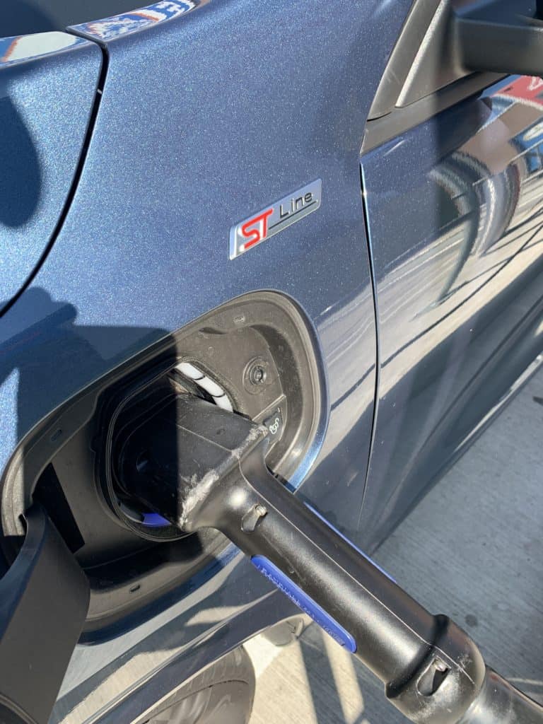 Ford setzt auf Strom und sieht den Diesel am Ende 4 Ford Kuga mit Plug-in Hybrid-Antrieb (2020) - Zukunftstauglichkeit eingebaut, Ladestecker
