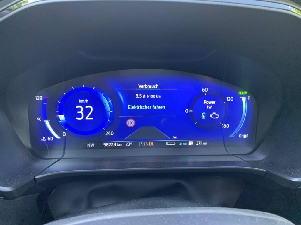 Ford setzt auf Strom und sieht den Diesel am Ende 5 Ford Kuga mit Plug-in Hybrid-Antrieb (2020) - Zukunftstauglichkeit eingebaut, Verbrauchsanzeige