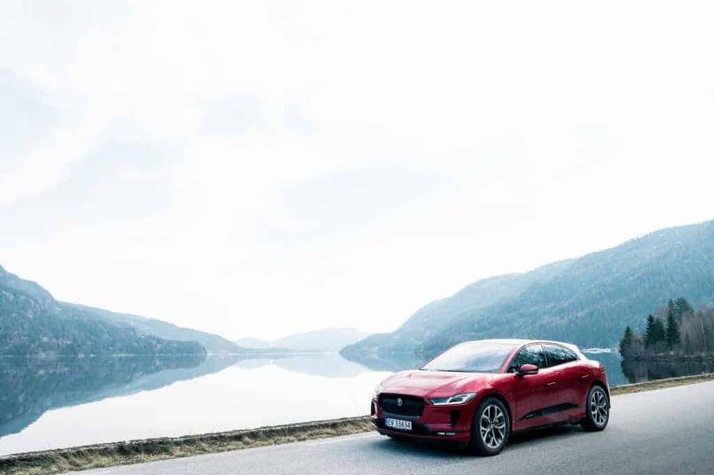 Jaguar I-Pace Taxen können künftig in Oslo kontaktlos aufgeladen werden 13 Jaguar I-Pace Taxen können künftig in Oslo kontaktlos aufgeladen werden