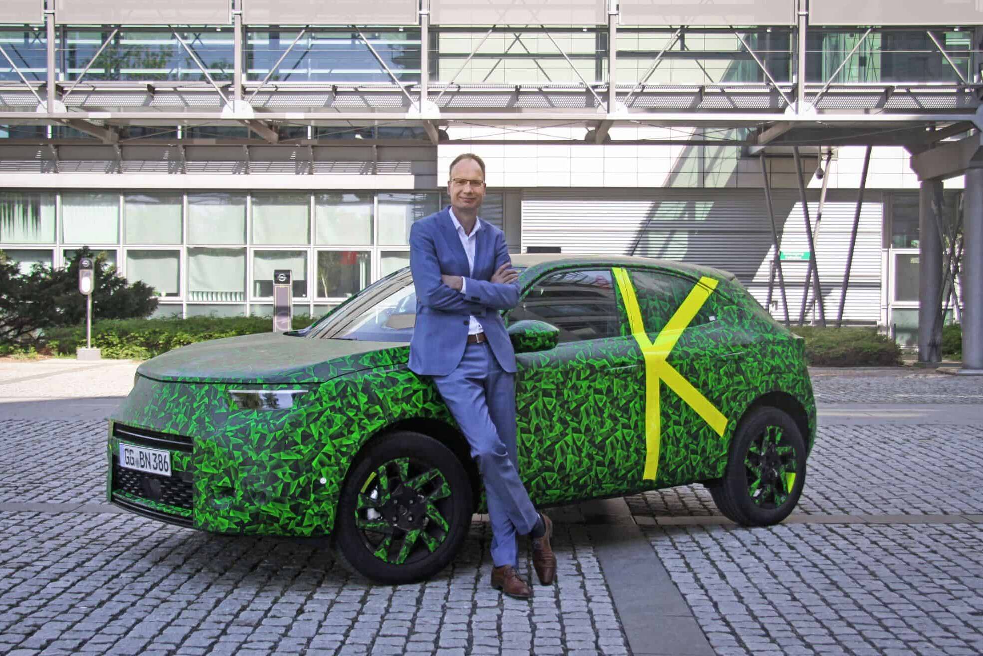 Opel will auf neuen Mokka neugierig machen 1 Michael-Lohscheller-mit-dem-neuen-Opel-Mokka-