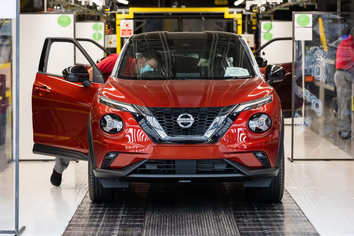 Auch bei Nissan laufen die Bänder wieder 5 Nach etwa drei Monaten Stillstand bedingt durch die Ausbreitung des Corona-Virus hat das Nissan Werk in Sunderland heute seine Fahrzeugproduktion wieder gestartet. Als erstes Auto lief ein neuer Nissan Juke vom Band. Um die sichere Rückkehr der Mitarbeiter zu gewährleisten, wurden im Vorfeld zeitintensive Vorbereitungen durchgeführt. Insgesamt 5.000 Prozesse im Werk wurden einer strengen Risikobewertung unterzogen, um sicherzustellen, dass die Gesundheit der Mitarbeiter nicht gefährdet werden kann. Alan Johnson, Nissan Vice President für die Fertigung in Großbritannien, sagt: