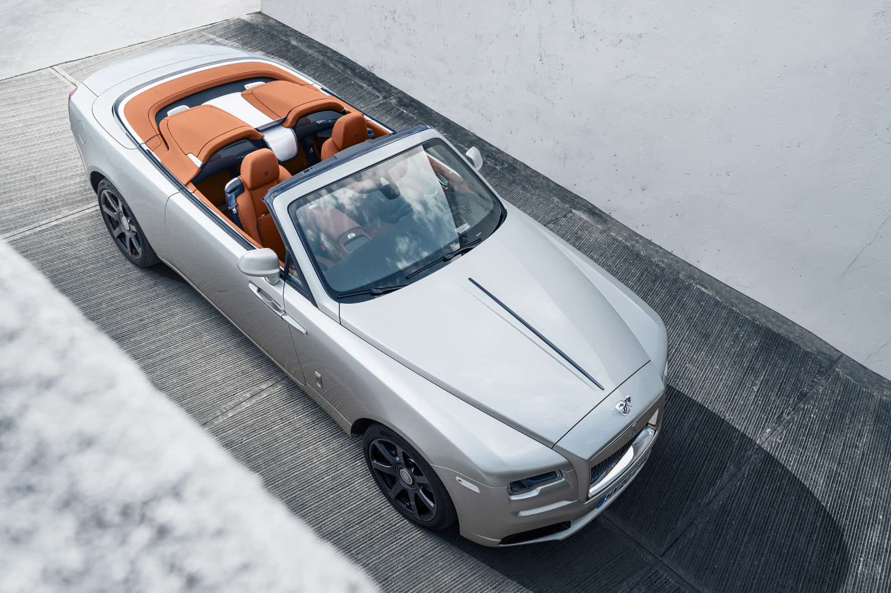 Rolls-Royce "Dawn Silver Bullet" in ganzer Pracht 5 Aus vier mach zwei: Mit geöffnetem Dach wird das viersitzige Drophead-Coupe zum zweisitzigen Roadster.