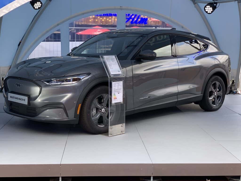 Rein elektrischer Ford Mustang Mach-E kommt Anfang 2021 10 Ford Mustang Mach-E: Erste Fahrt mit dem Elektro-Crossover durch Hamburg
