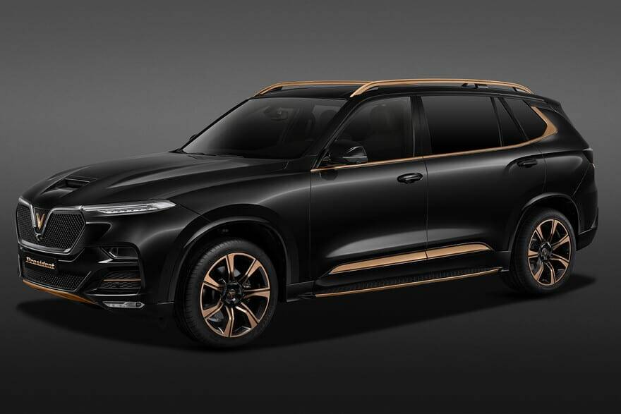 Vinfast President – Luxus auf Vietnamesisch 3 Auf dem Pariser Autosalon vor zwei Jahren zeigte sich Vinfast das erste Mal auf europäischem Boden. Vietnams erster Autohersteller peilt für nächstes Jahr aber zunächst den Markteintritt in den USA an. Vielleicht deshalb präsentierte das Unternehmen nun ein limitiertes Luxus-SUV namens President. 500 Stück sollen gebaut werden. Der Motor dürfte ganz nach dem Geschmack der Amerikaner sein: Unter der Haube steckt ein 6,2-Liter-V8 mit 420 PS (309 kW) und 624 Newtonmetern Drehmoment. Der Vinfast President hat Allradantrieb, eine Acht-Stufen-Automatik, spurtet in unter sieben Sekunden auf Tempo 100 und erreicht fast 300 km/h Höchstgeschwindigkeit. Das Design stammt von Pininfarina, das Getriebe steuert ZF bei. Das Unternehmen aus Friedrichshafen hat im vergangenen Jahr eigens ein Werk auf dem Gelände von Vinfast errichtet. wo Fahrwerkskomponenten hergestellt werden. Dem klassischen US-Motorenkonzept und dem geplanten Markteinstieg dort zum Trotz: Verkauft werden soll der President ausschließlich in Vietnam für umgerechnet rund 140.000 Euro. Dieser Preis gilt aber nur für die ersten 100 Käufer. Die anderen 400 Kunden müssen knapp 169.000 Euro bezahlen. (ampnet/jri)