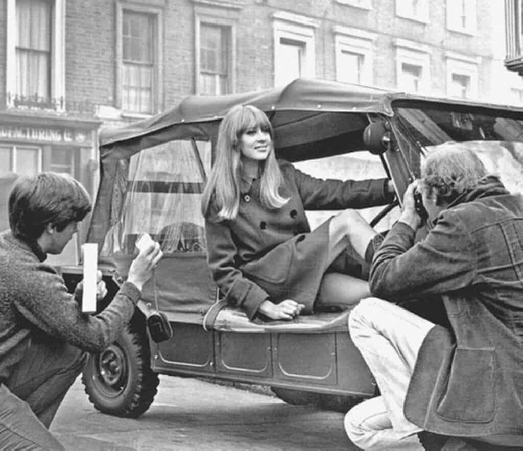 Mini Moke – Der Kleine ist nicht klein zu kriegen 4 Patty Boyd, zweitweilige Ehefrau von George Harrisson, im Mini Moke des Beatles-Gitarristen.