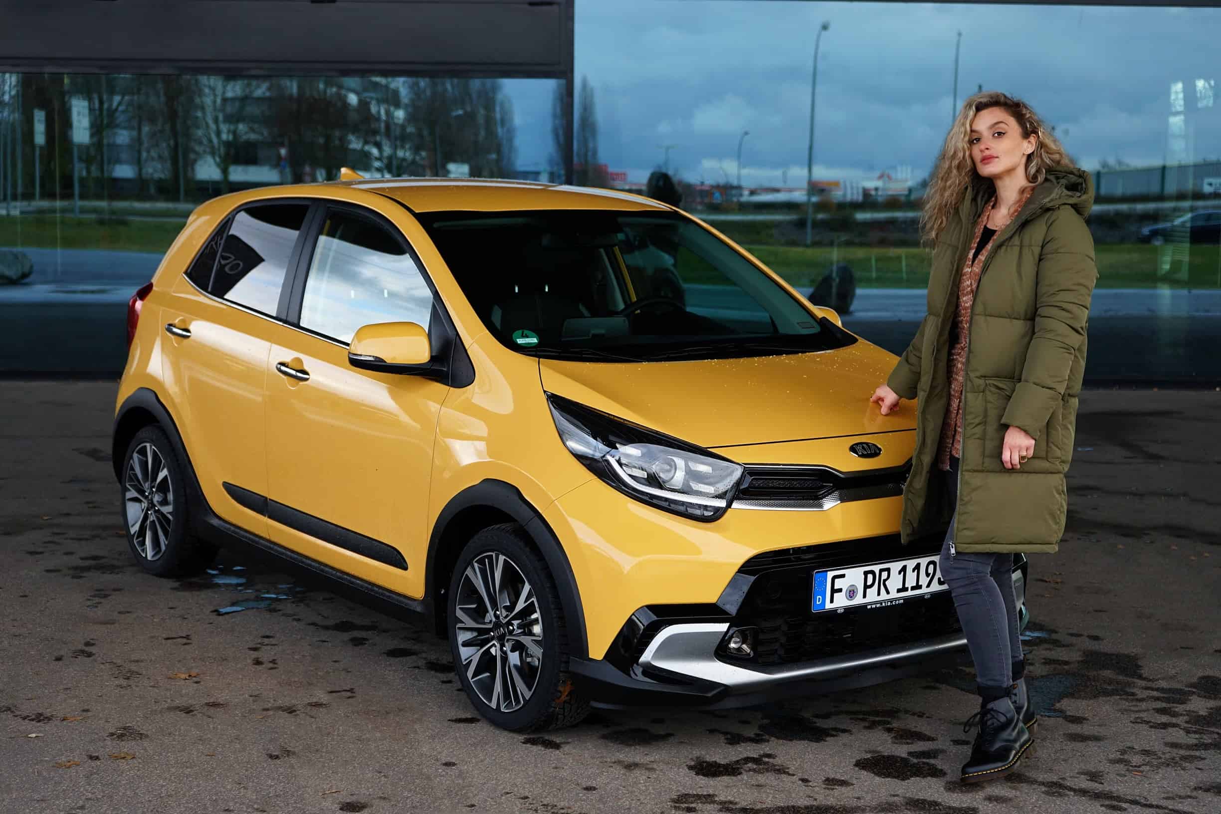 Technische Daten: KIA Picanto X-Line (Modelljahr 2021 Motor: 1,2 Liter AMT Leistung: 84 PS Max. Drehmoment: 122 Nm bei 4.000 U/min, Vmax: 173 km/h Beschleunigung: 0-100 km/h: 12 s, Farbe: Honey Bee Yellow Metallic Verbrauch: 4,9 l / 100 km Antrieb: Frontantrieb Leergewicht: 1.034 kg NEFZ-Verbrauch: 4.6 l/100 km CO2-Ausstoss: 107 g/km WLTP-Verbrauch: 5.30 l/100 km CO2-Ausstoss: 134 g/km Ausstattungslinie: X-Line Preise: ab 17.692 Euro Aufpreis Metalliclackierung: 477 Euro Gesamtpreis Testfahrzeug: 18.170 Euro