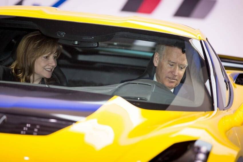 Joe Biden: Ein Autofan zieht ins Weiße Haus 17 Joe Biden und GM-Chefin Mary Barra in einer Corvette Z06.