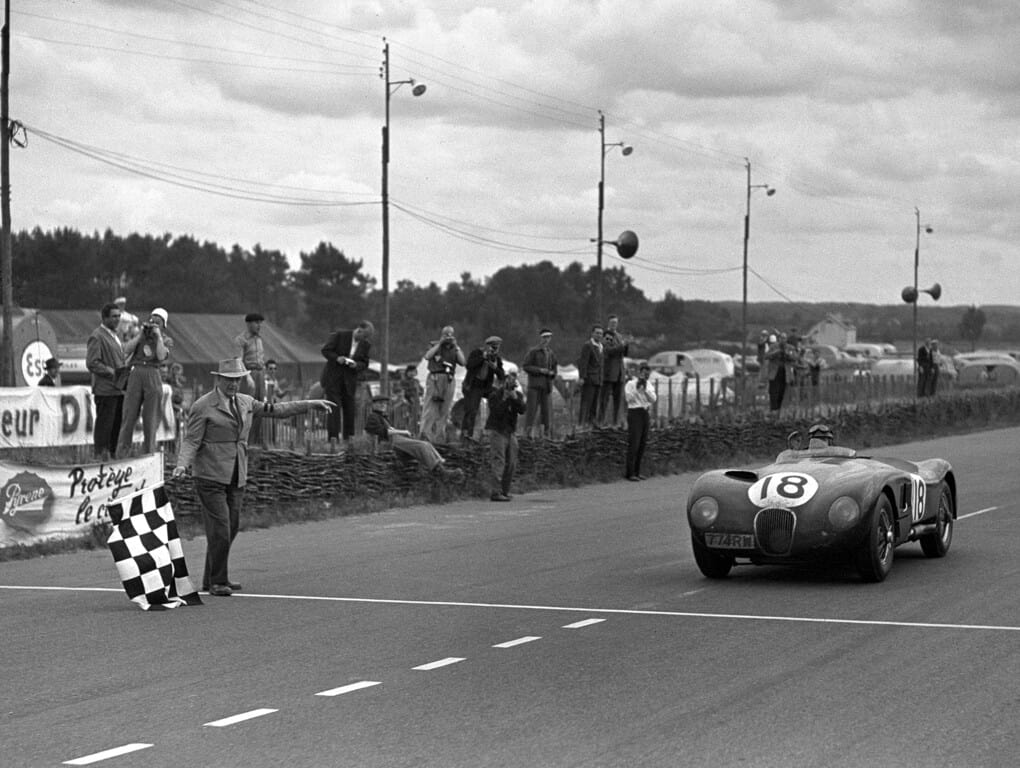 Jaguar legt den C-Type als „Continuation“-Modell neu auf 1 Jaguar C-Type bei der Zieldurchfahrt in Le Mans 1953.