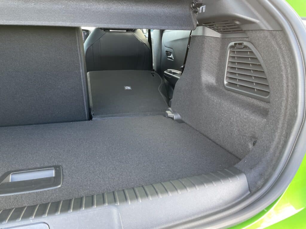 (2021) Opel Mokka-e - Kompakt-SUV-Stromer und Hoffnungsmodell für Opel 13 2021 Opel Mokka e umklappte Sitze