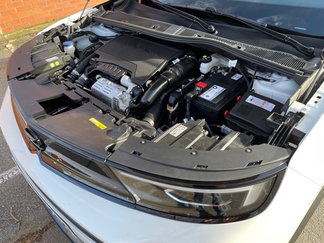 Opel Mokka 1.2 Turbo (2021) - neues SUV mit lebendigem 3-Zylinder-Benziner 13 Opel Mokka 1.2 Turbo (2021) - Neues SUV mit lebendigem 3-Zylinder-Benziner, Motorraum