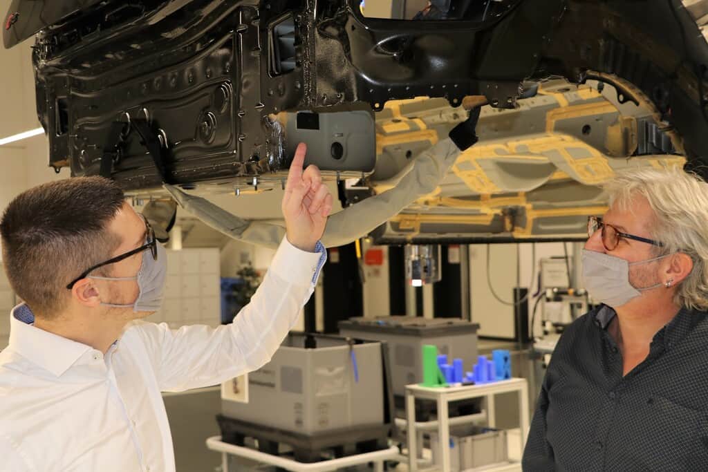 Audi verpasst jedem Auto in der Produktion einen Chip 17 Beim ersten Fertigungsschruitt erhält jeder Audi einen Chip, der mit Hilfe eines Lesegrätes die durchgängige Identifikation des Fahrzeugs ermöglicht.
