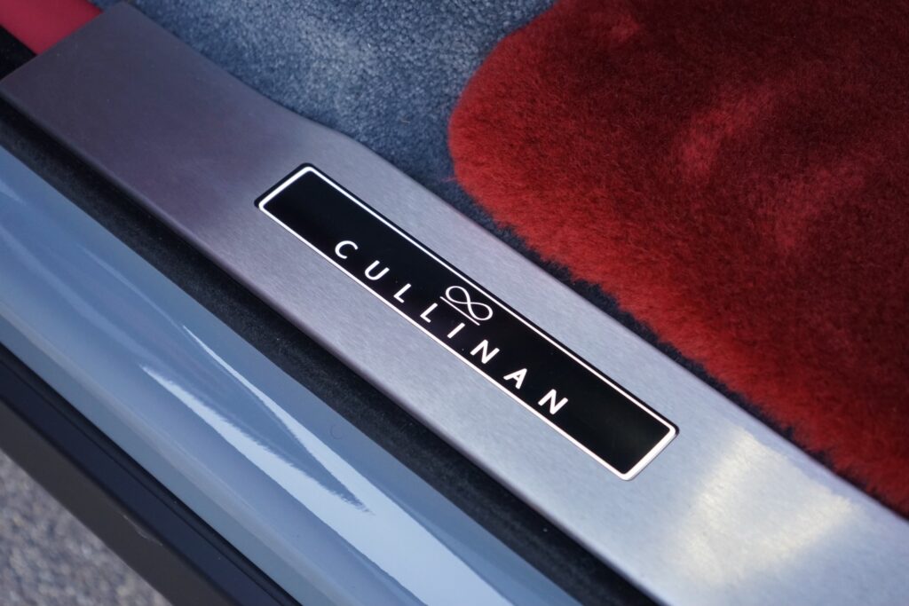 Rolls Royce Cullinan Black Badge (2021) - Die Highlights des Luxus-SUV 20 Rolls Royce Cullinan Black Badge (2021)