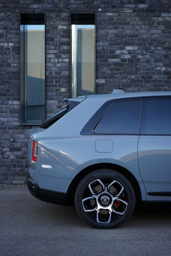Rolls Royce Cullinan Black Badge (2021) - Die Highlights des Luxus-SUV 12 Rolls Royce Cullinan Black Badge (2021)