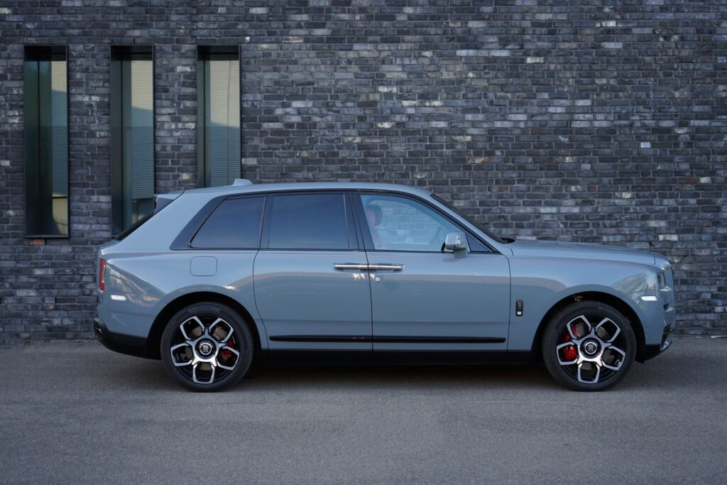 Rolls Royce Cullinan Black Badge (2021) - Die Highlights des Luxus-SUV 6 Rolls Royce Cullinan Black Badge (2021)