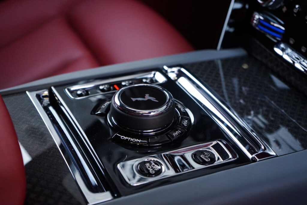 Rolls Royce Cullinan Black Badge (2021) - Die Highlights des Luxus-SUV 9 Rolls Royce Cullinan Black Badge (2021)
