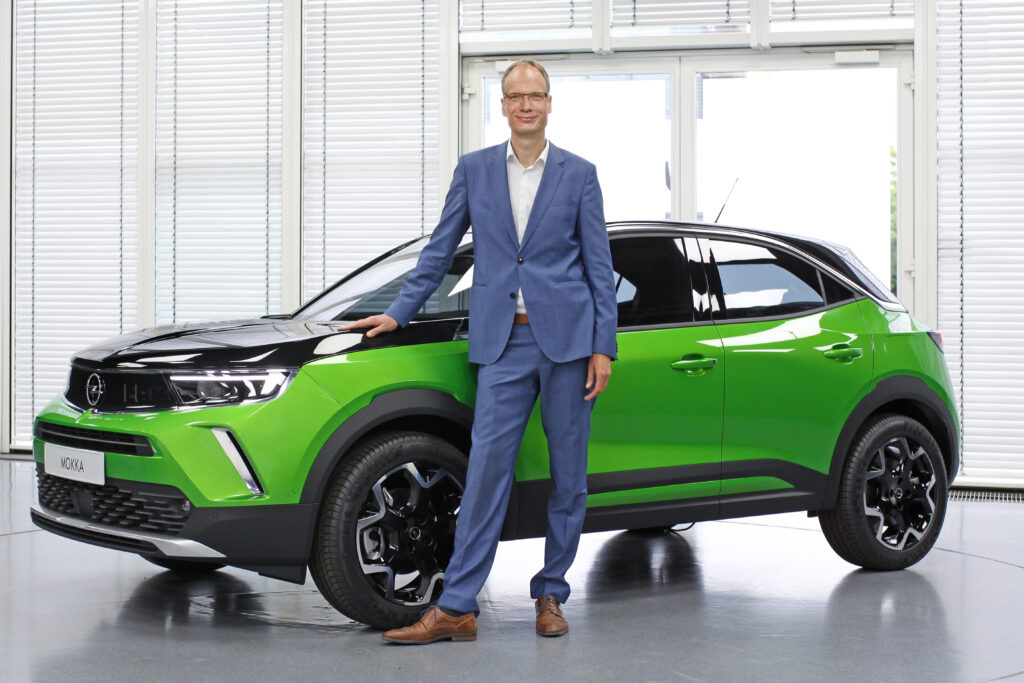 Opel bringt den Manta-e 1 Michael Lohscheller am neuen Opel Mokka-e