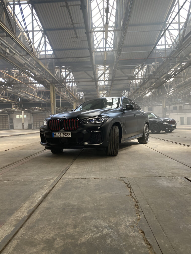 Black Vermilion – Limierte Edition von BMW X5, X6 und X7 in Frozen Black Metallic 1 Black Vermilion – Limierte Edition von BMW X5, X6 und X7
