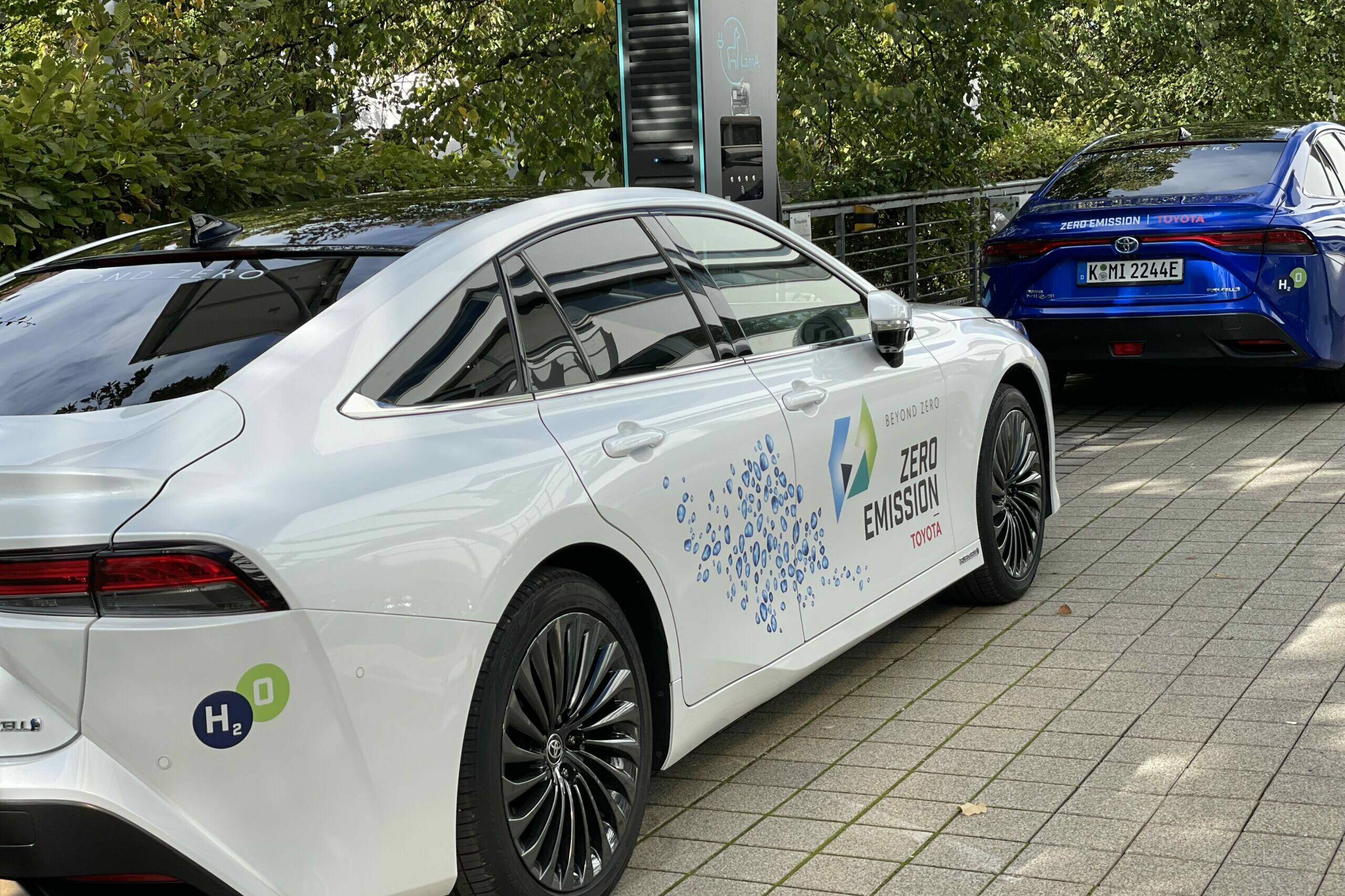 Tank & Rast wird Partner bei H2 Mobility Deutschland 4 Toyota Mirai mit H2-Antrieb