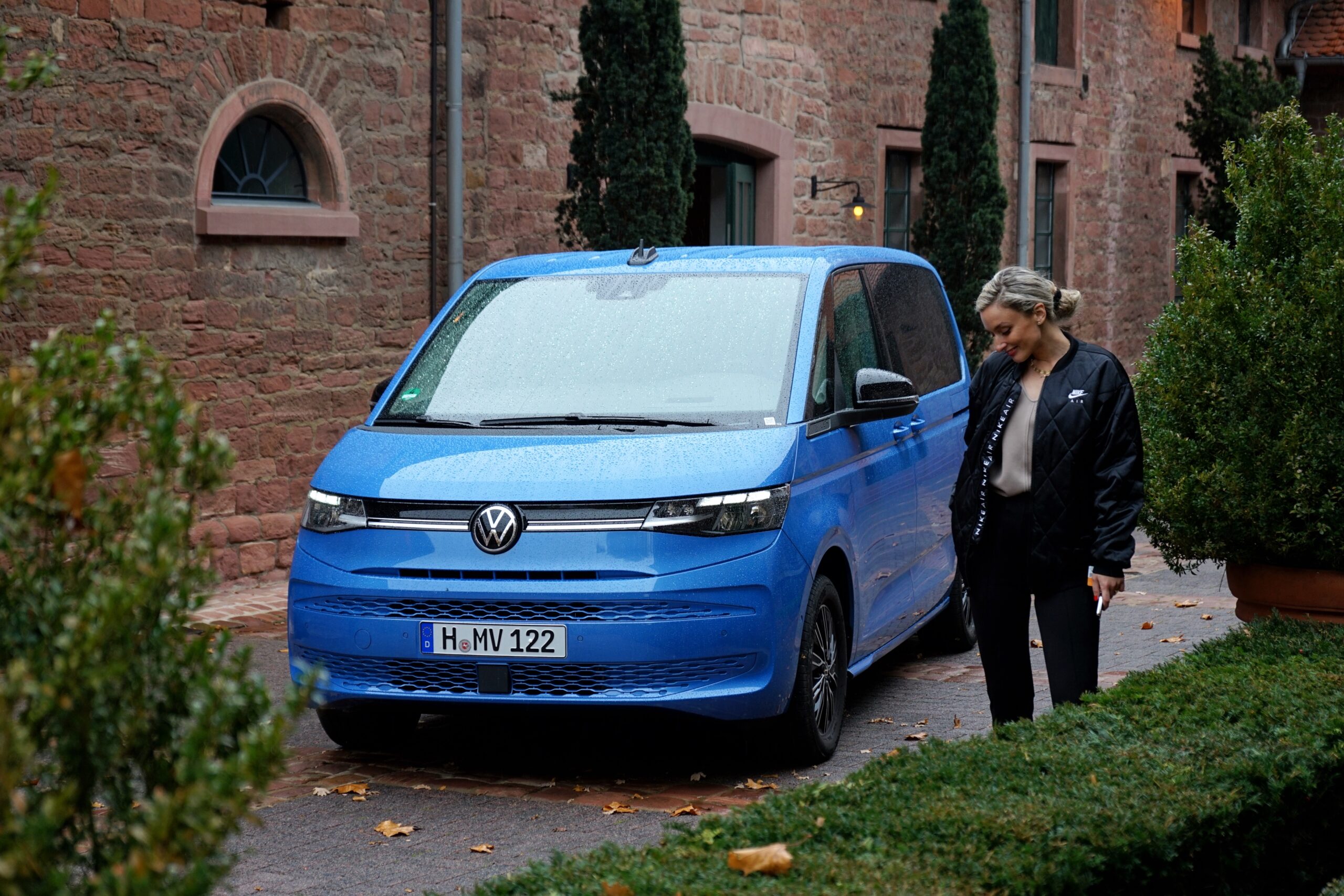 (2022) VW Multivan T7 - Bulli-Liebe mit unzähligen Möglichkeiten 1 (2022) VW Multivan T7 - Bulli-Liebe mit unzähligen Möglichkeiten