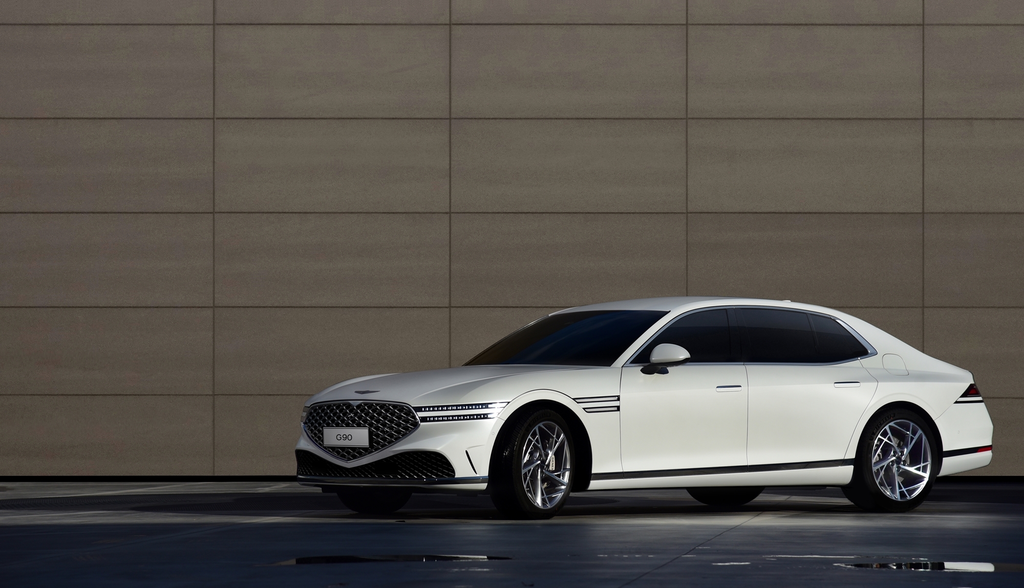 Genesis macht mit ersten Bildern auf den neuen G90 neugierig 1 Genesis macht mit ersten Bildern auf den neuen G90 neugierig