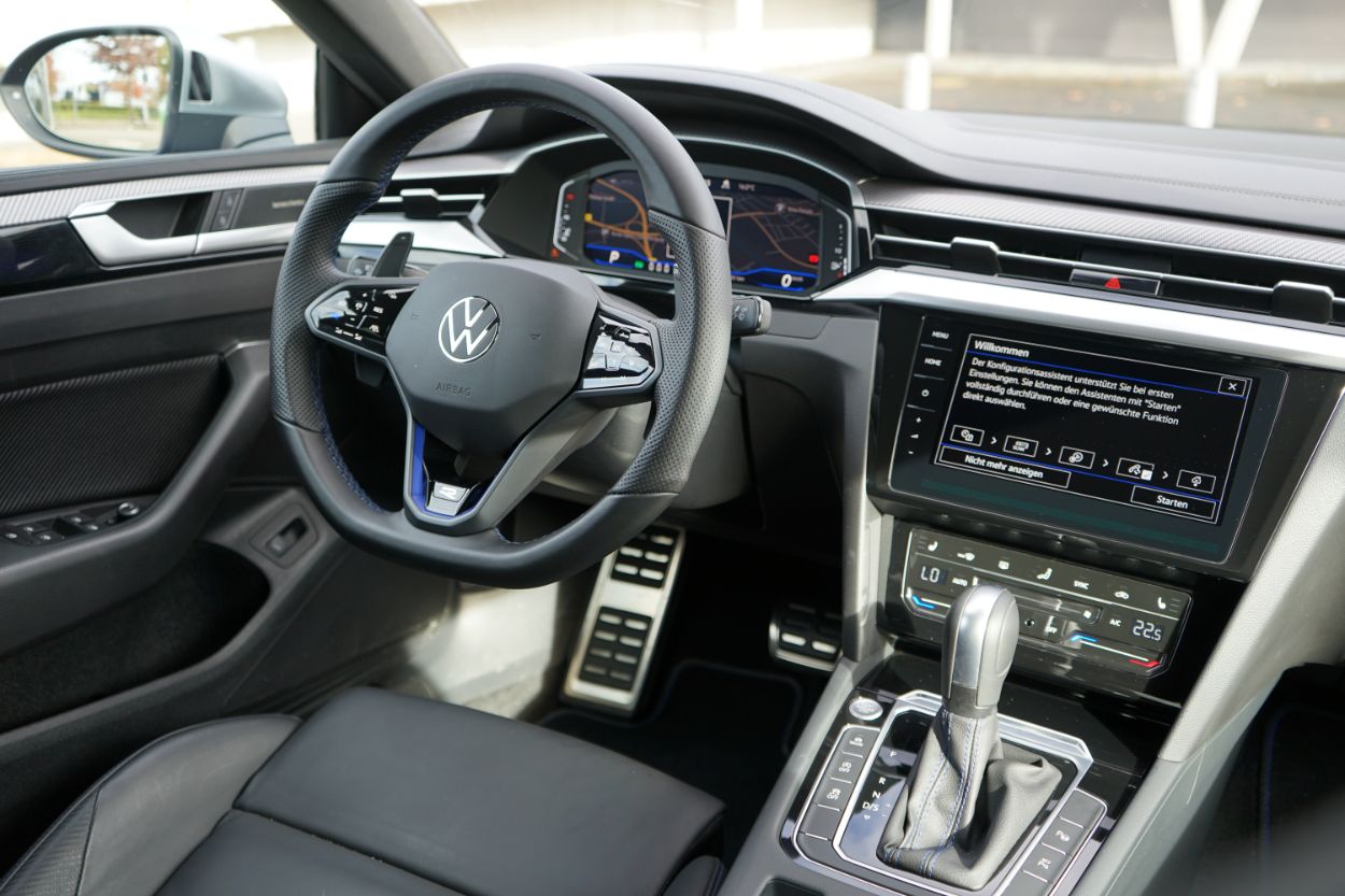 VW verbessert nach Kritik das Infotainment-System für Golf 8 und ID-Modelle 1 VW Arteon R Fastback (2021) Innenraum
