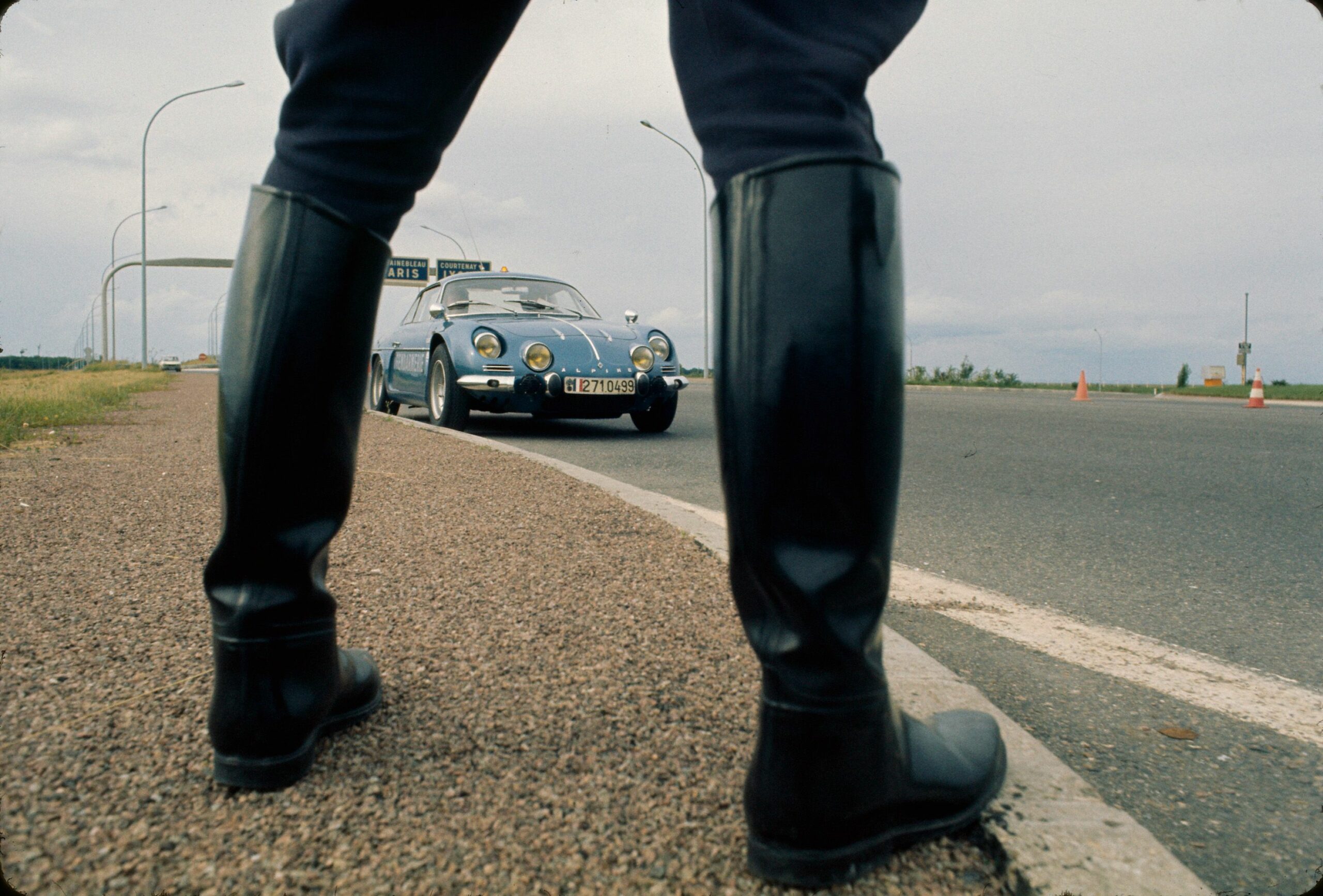 Schneller als die französische Gendarmerie erlaubt 2 Schneller als die französische Gendarmerie erlaubt Alpine A110