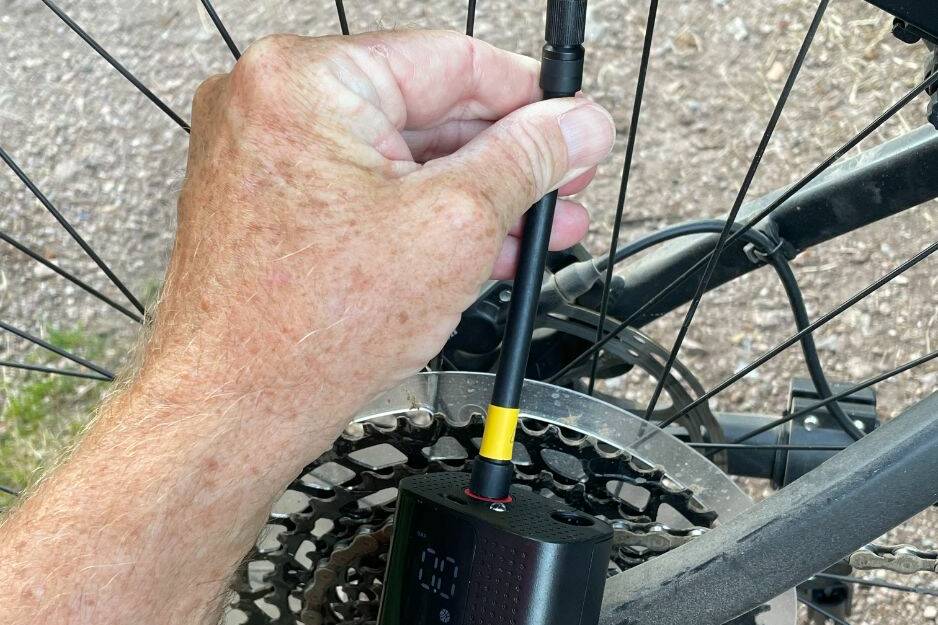 Diese kleine Akku-Luftpumpe sorgt für den richtigen Luftdruck bei Fahrrad-, Motorrad- und Autoreifen 6 Mini-Akku-Luftpumpe ZX8200 AGT