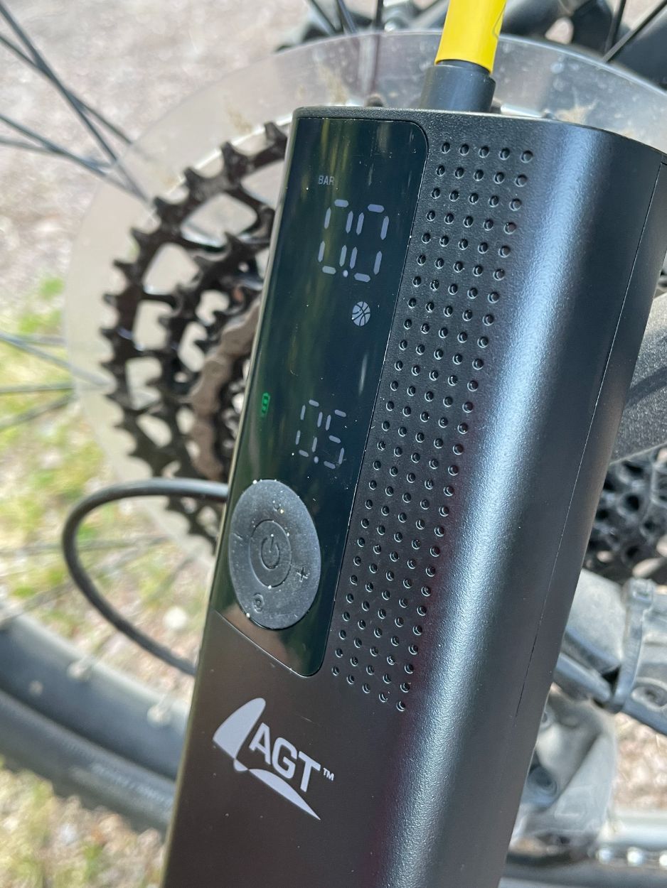 Diese kleine Akku-Luftpumpe sorgt für den richtigen Luftdruck bei Fahrrad-, Motorrad- und Autoreifen 5 Mini-Akku-Luftpumpe ZX8200 AGT