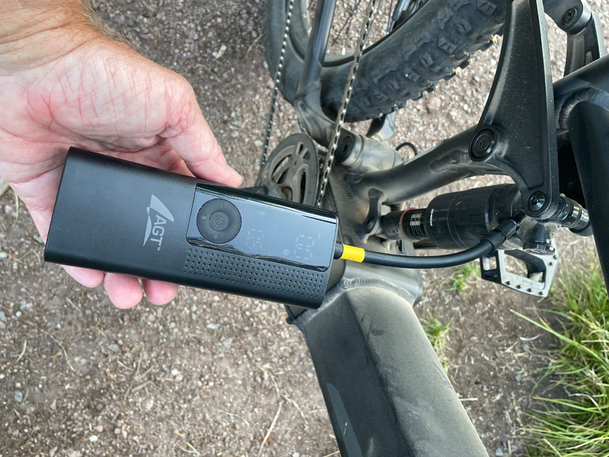 Diese kleine Akku-Luftpumpe sorgt für den richtigen Luftdruck bei Fahrrad-, Motorrad- und Autoreifen 4 Mini-Akku-Luftpumpe ZX8200 AGT