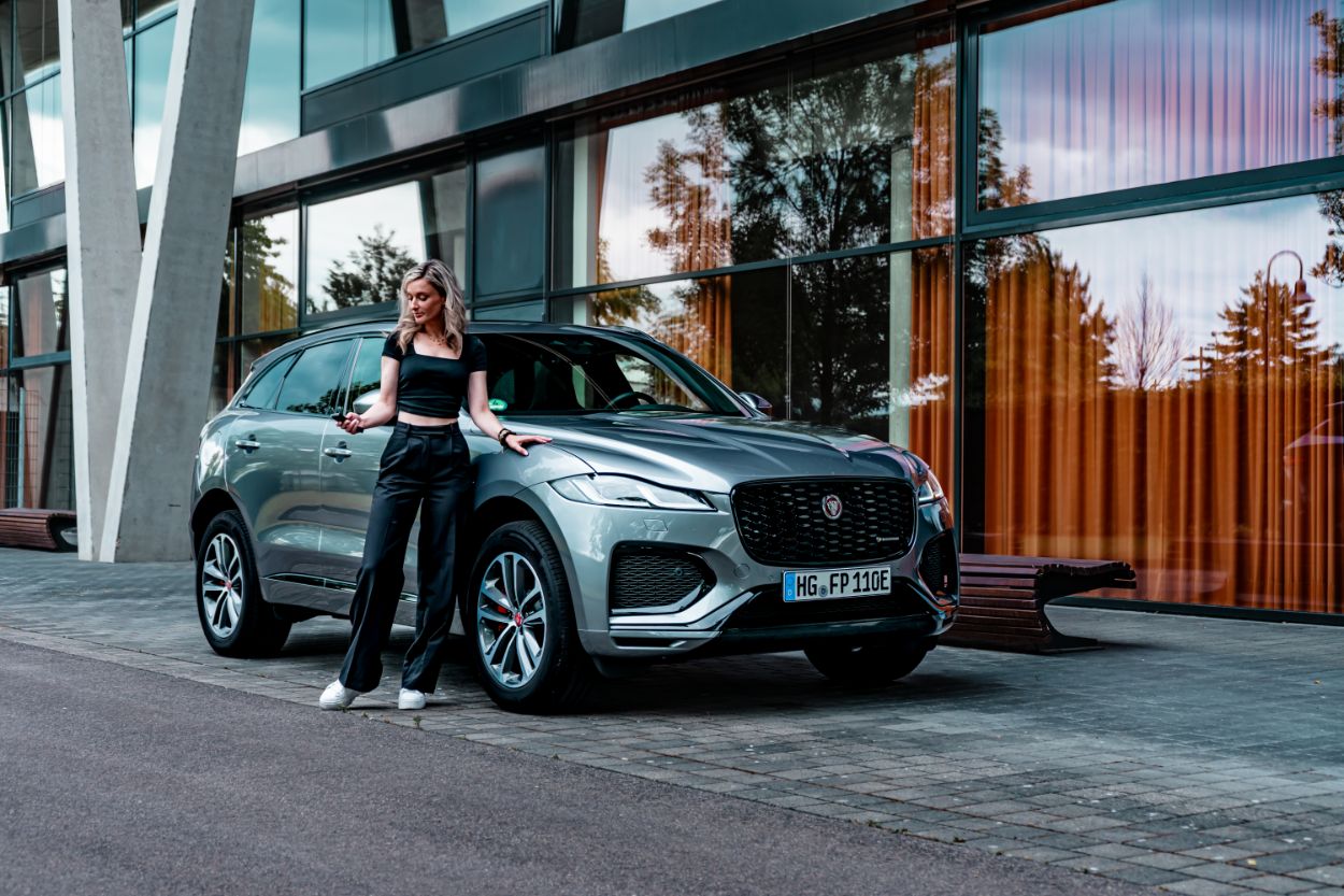 Jaguar F-Pace P400e (2023) - NinaCarMaria führt Britisches Kätzchen an der Leine aus 2 Jaguar F-Pace P400e (2023) - NinaCarMaria führt Britisches Kätzchen an der Leine aus
