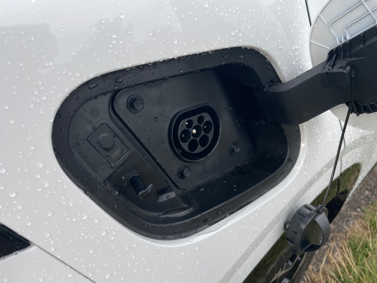 Kia Sportage PHEV (2022) - Plug-in-Hybride vor dem Aus? Haben PHEV eine Zukunft? Vorteile 10 Kia Sportage PHEV Ladebuchse