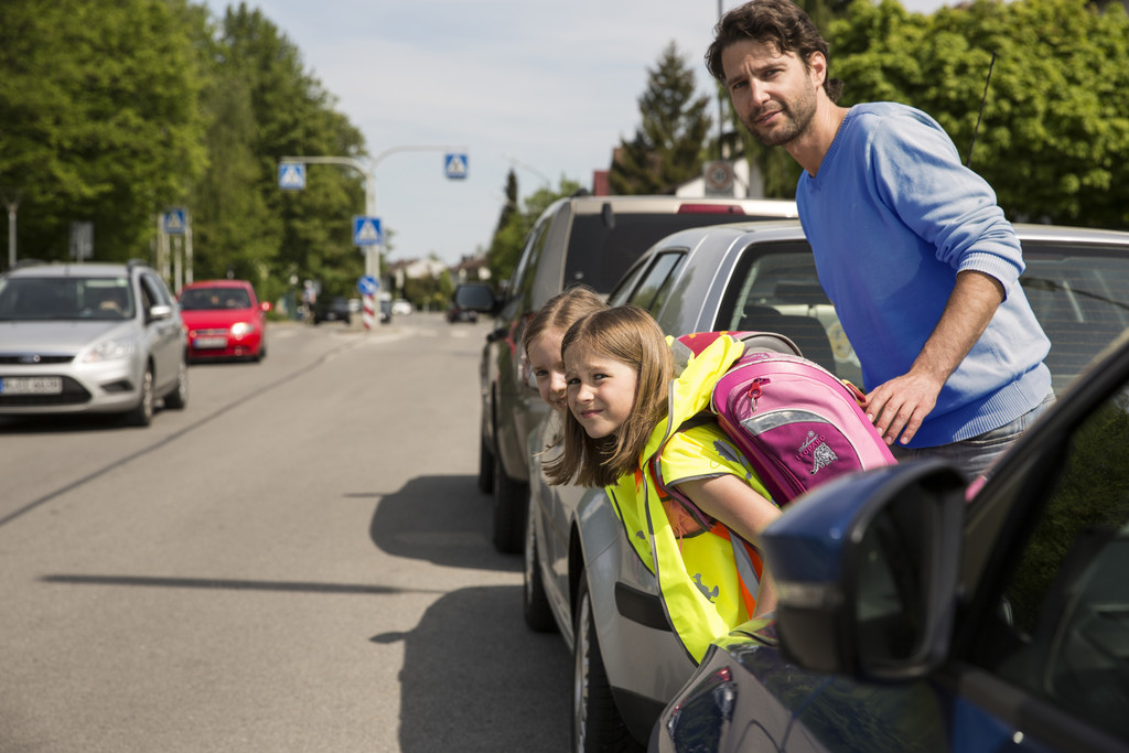 Das „Elterntaxi“ ist die gefährlichste aller Lösungen 1 Eltern sollten mit ihren Kindern den sicheren Schulweg üben.