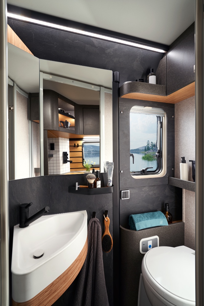 Hymer zeigt Offroad-Reisemobil-Innovation mit Sonnendeck und Schlaf-Etage 5 Hymer Venture S, Bad