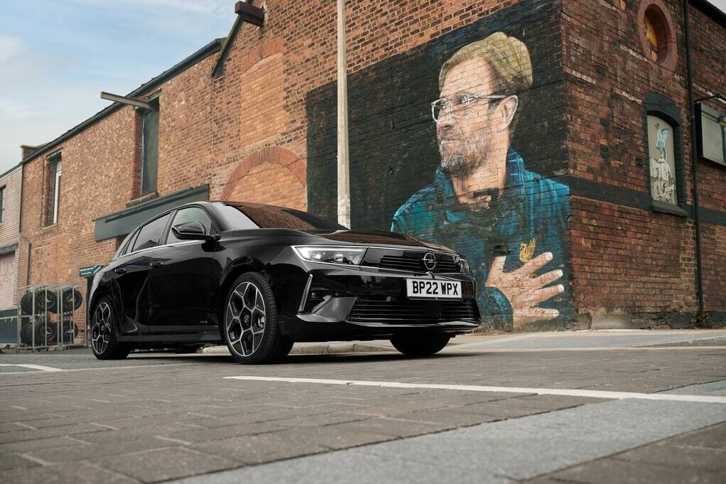 Jürgen Klopp steigt in die Elektromobilität ein 4 Jürgen Klopp fährt Opel Astra Plug-in-Hybrid.