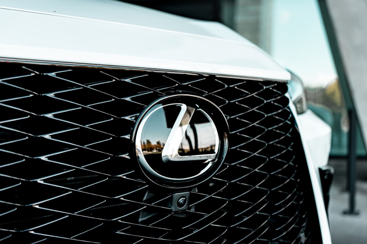 LEXUS NX 450h+ (2023) - SUV mit Plug-in-Hybrid-Antrieb der Toyota Premium Marke 5 LEXUS NX 450h+ 2023 Kühlergrill