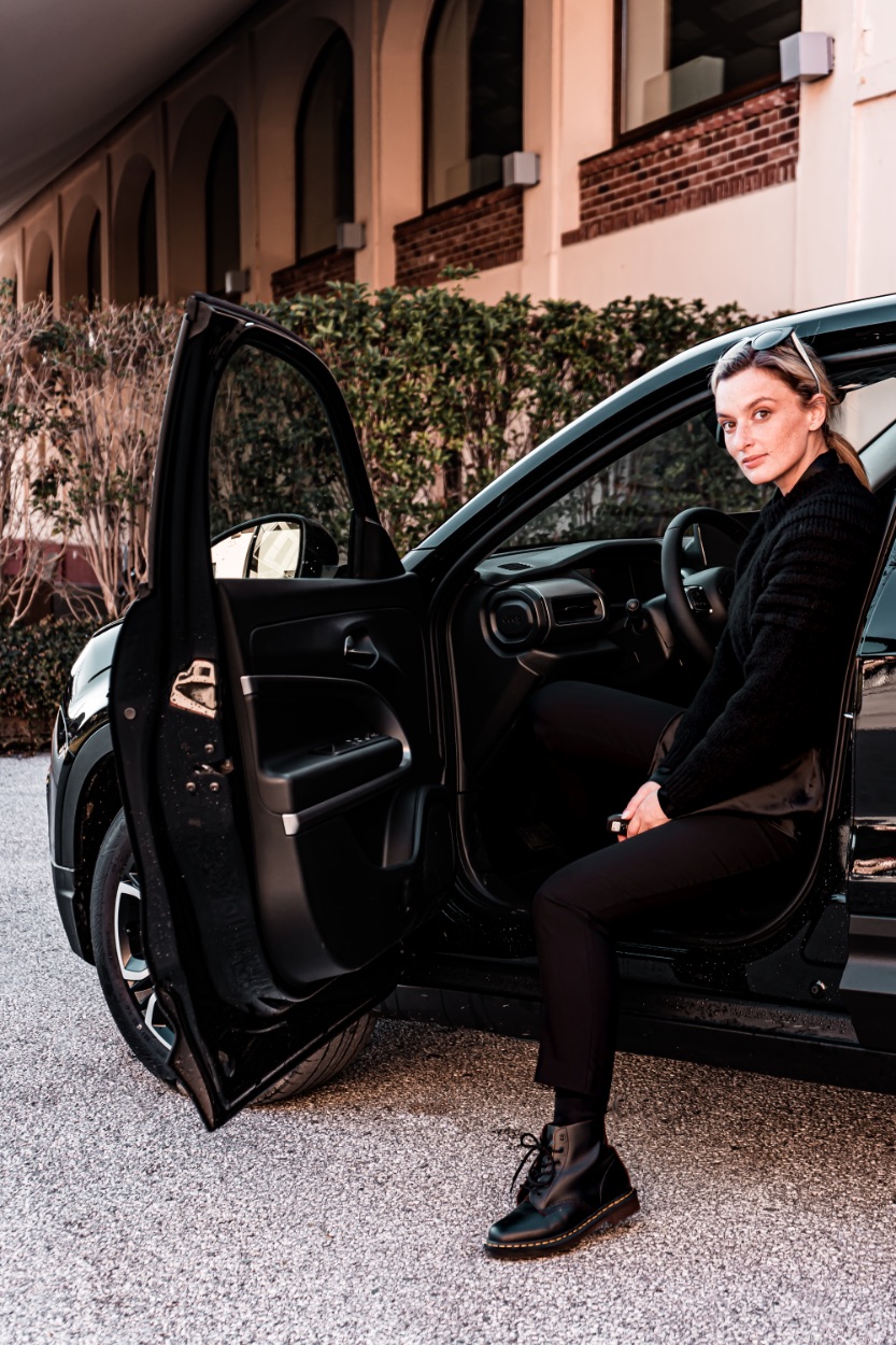 Jeep Avenger: das Kompakt-SUV mit beeindruckender Ladeleistung und guten Off-Road-Fähigkeiten 1 Jeep Avenger: das Kompakt-SUV mit beeindruckender Ladeleistung und guten Off-Road-Fähigkeiten