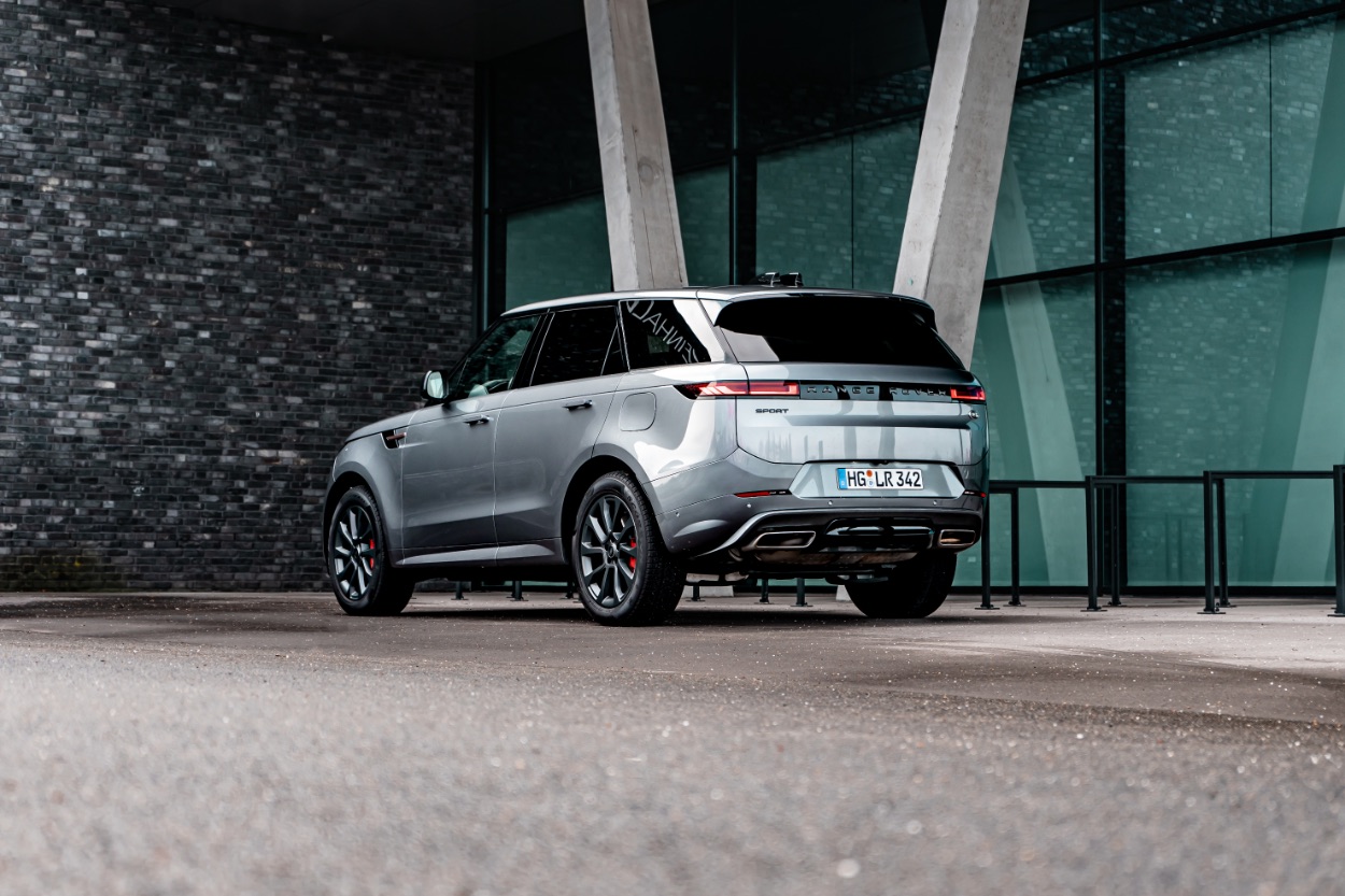 Range Rover Sport (2023) Plug-in Hybrid: the Power of Luxury 1 RANGE ROVER SPORT (2023) Plug-in Hybrid: the Power of Luxury