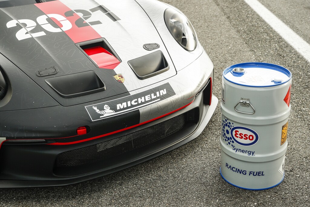 E-Fuels: Von 70 Cent bis zehn Euro 5 Porsche und auch Toyota erproben e-Fuels bereits im Motrosport.
