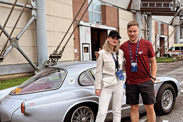 Alfa Romeo mit prominenter Besetzung bei der 41. Mille Miglia 16 Mille Biglia: Ein Alfa Romeo 2000 Sportiva aus dem Baujahr 1954 wird von Schauspieler Tom Wlaschiha („Das Boot“, „Game of Thrones“, „Stranger Things“) und Journalistin bzw. Influencerin Nina Weizenecker (@NinaCarMaria) gefahren.