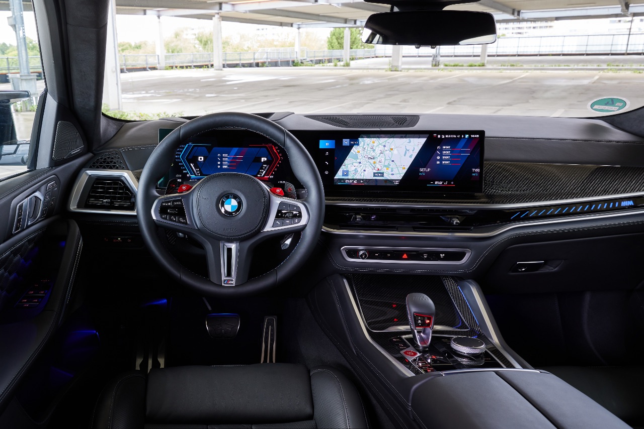 Nina unterwegs in den überarbeiteten BMW Competition Modellen X5 M und X6 M 4 BMW M Competition Modelle X5 M und X6 M