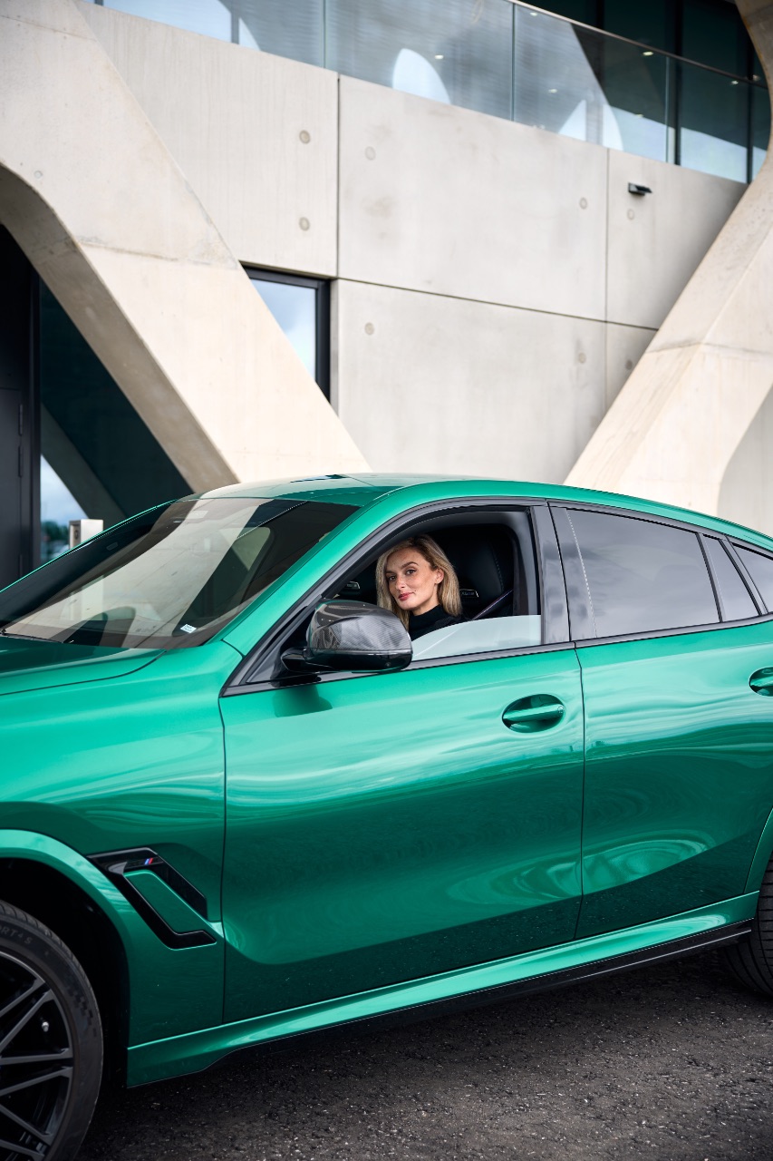 Nina unterwegs in den überarbeiteten BMW Competition Modellen X5 M und X6 M 24 BMW M Competition Modelle X5 M und X6 M
