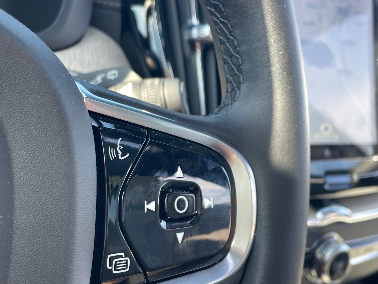 Volvo XC60 Recharge T8 AWD (2023) - Der große Schwede mit den 2 Herzen 11 Volvo XC60 Spracheingabe