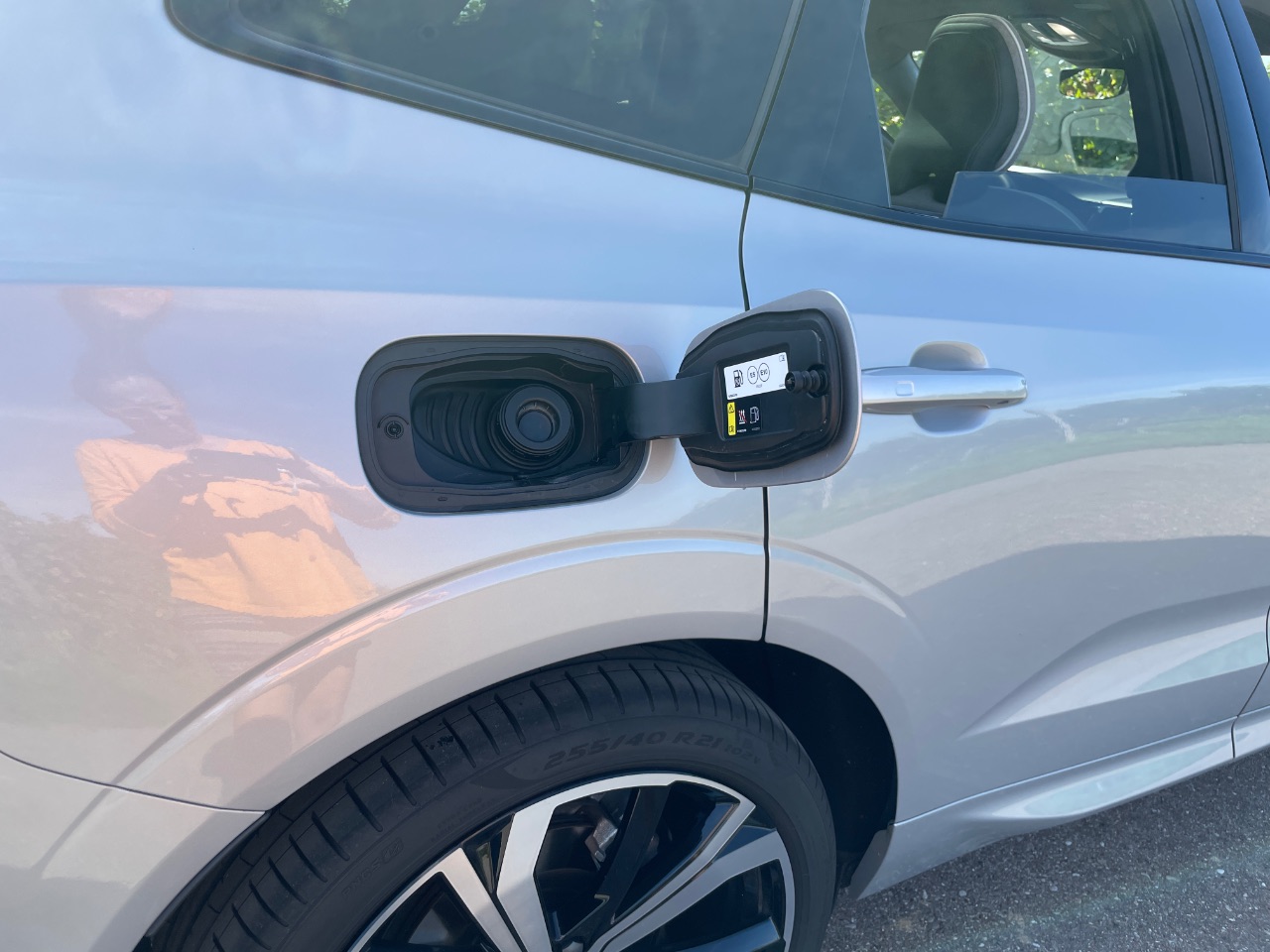 Volvo XC60 Recharge T8 AWD (2023) - Der große Schwede mit den 2 Herzen 9 Volvo XC60 Einfüllstutzen