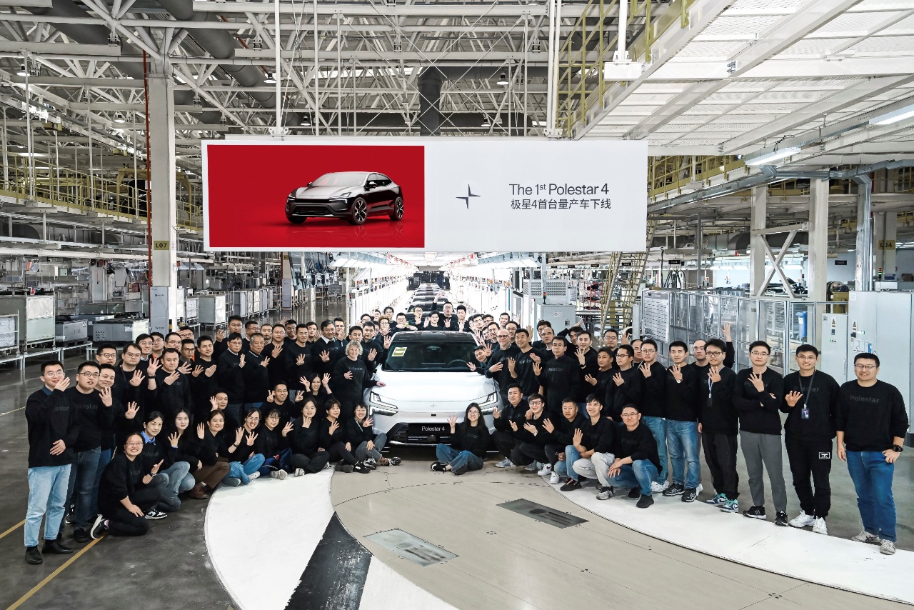 Der erste Polestar 4 läuft vom Band 1 Polestar 4 (2024)