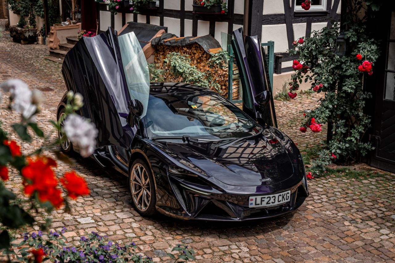 McLaren ARTURA - 680 PS Hybrid-Supercar ab 226.000 Euro 2 McLaren ARTURA mit geöffneten Flügeltüren