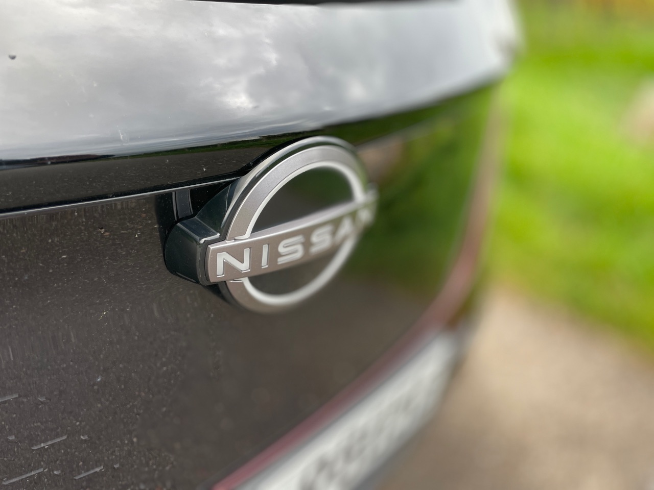 Nissan Ariya (87 kWH): E-Crossover-SUV mit gutem Raumangebot 12 Nissan Logo